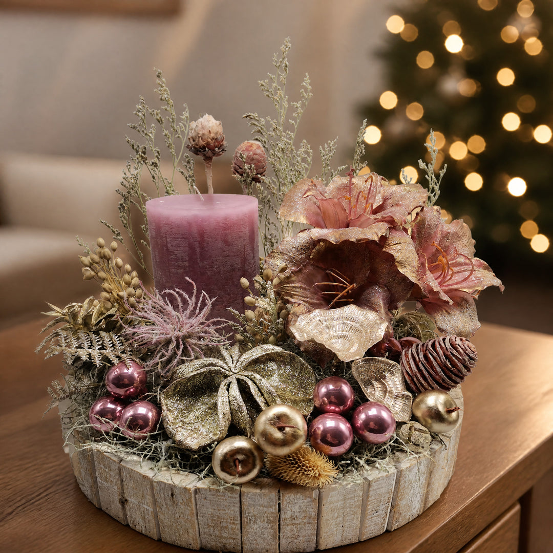 Szene Wintergesteck Weihnachtsgesteck Amaryllis Kerze Kugeln altrosa champagner