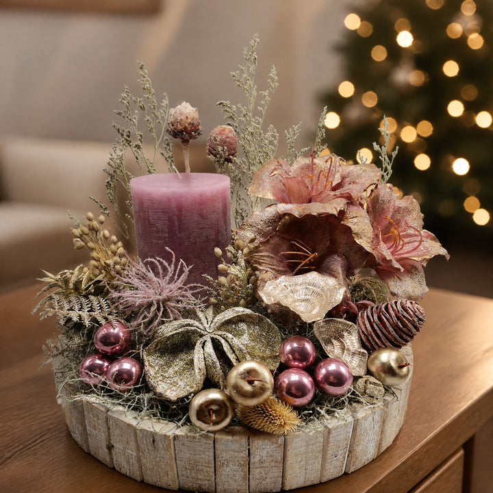 Szene Wintergesteck Weihnachtsgesteck Amaryllis Kerze Kugeln altrosa champagner