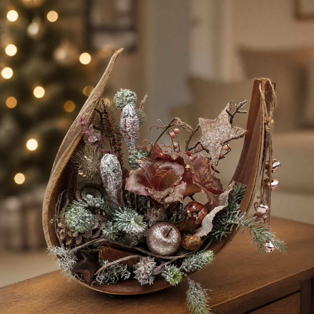Szene Wintergesteck Tischgesteck Amaryllis Apfel Stern Glöckchen rosa
