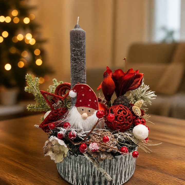 Szene Weihnachtsgesteck Amaryllis Kugel Stern Wichtel rot grau