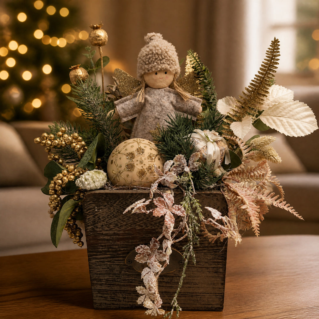 Szene Weihnachtsgesteck Engelchen Kugel Geschenk Tanne gold creme