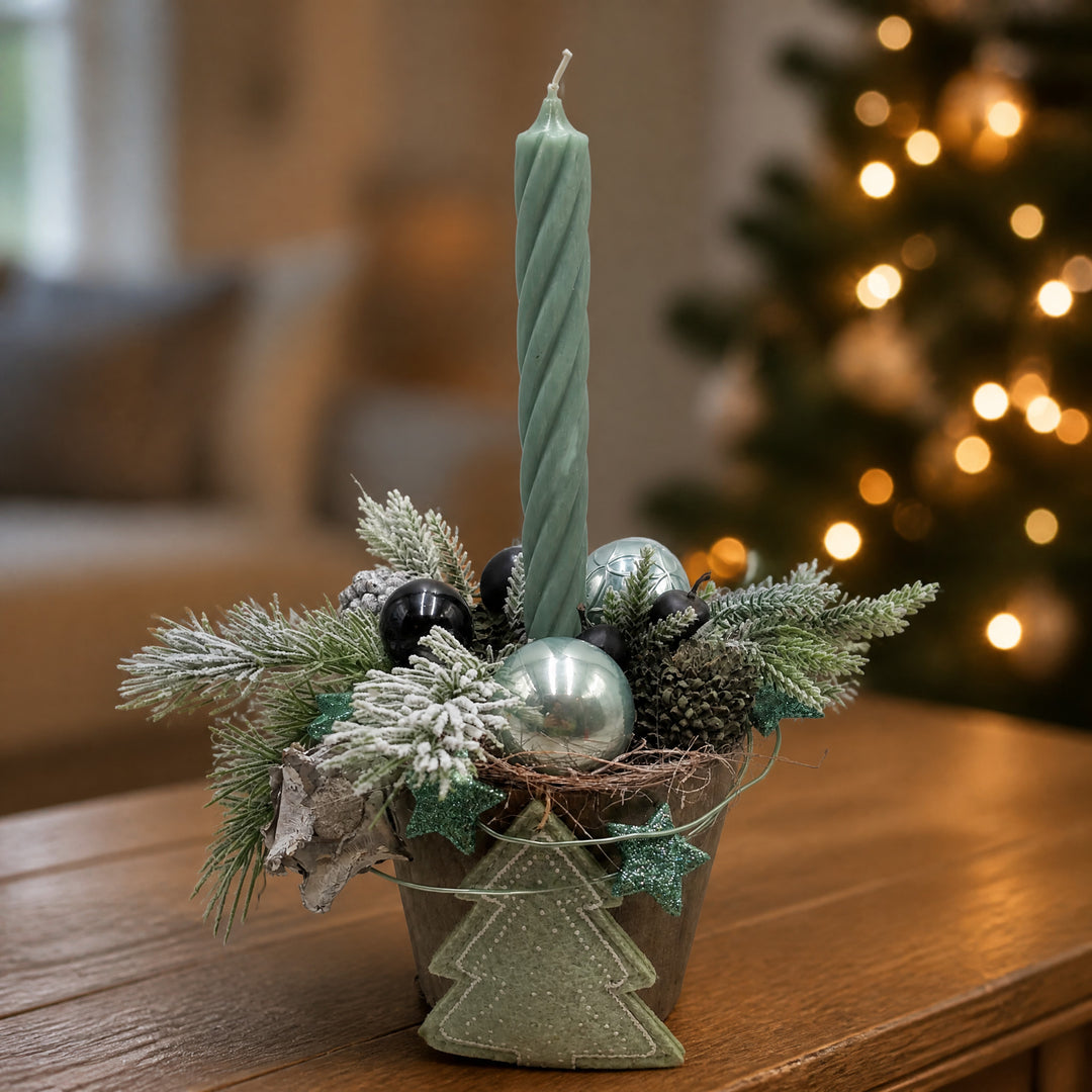 Szene Weihnachtsgesteck Kugel Stern Apfel mint schwarz mit Kerze