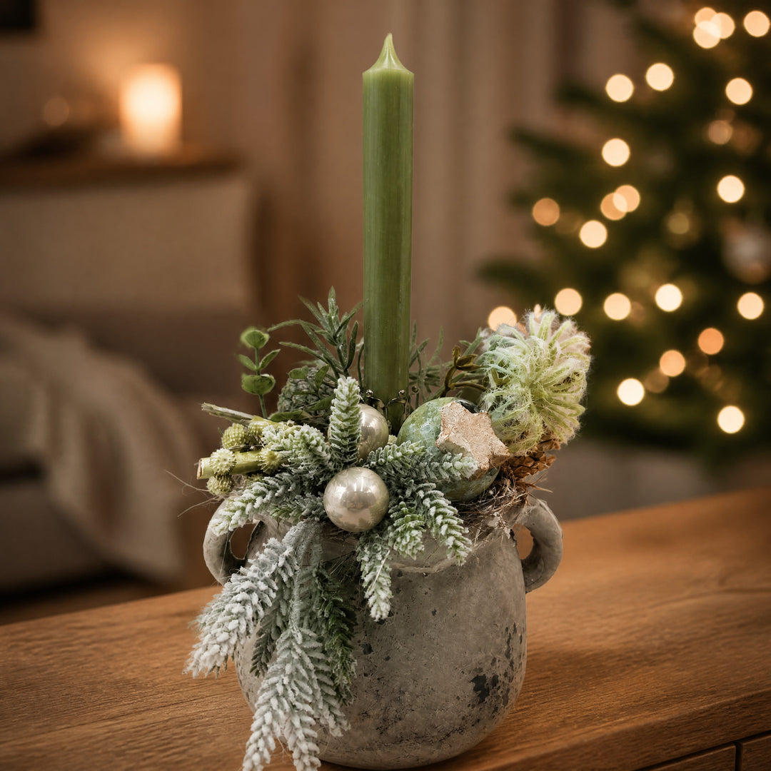 Szene Weihnachtsgesteck Kugel Stern Zapfen olivegrün creme