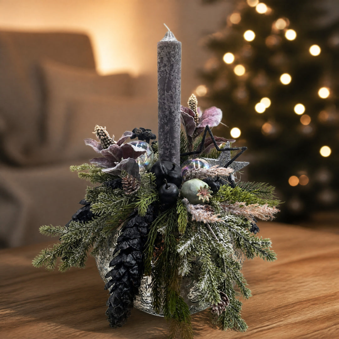 Szene Weihnachtsgesteck Kerze Kugel Stern Apfel grau schwarz