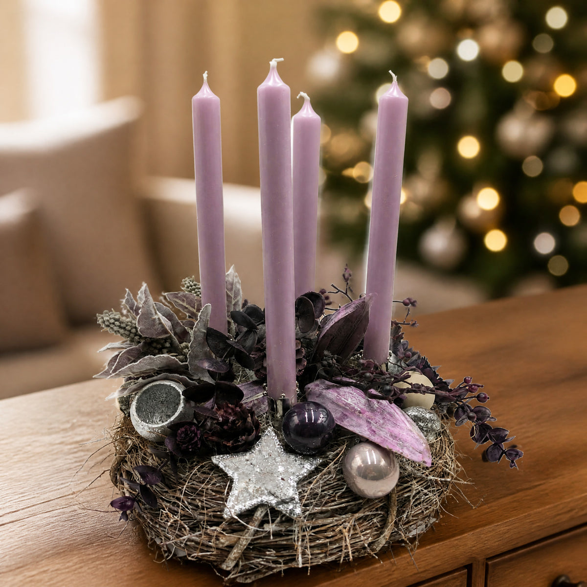 Szene Weihnachtsgesteck Adventskranz Kugel Stern Zapfen flieder silber