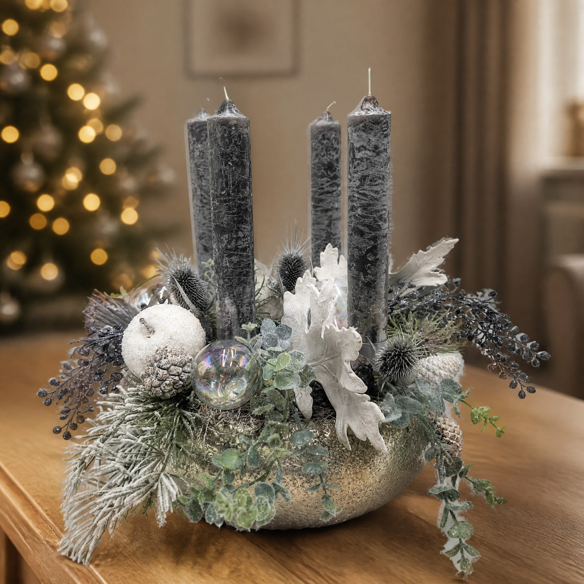 Szene Weihnachtsgesteck modern Kerzen Kugel Apfel Distel silber grau