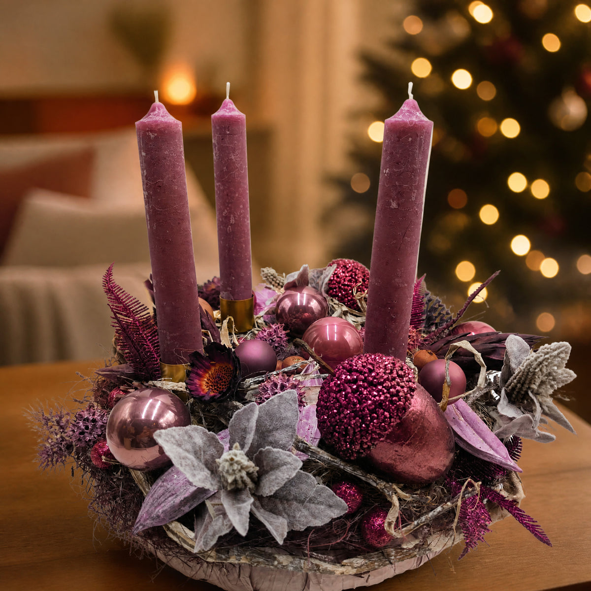 Szene Adventsgesteck Weihnachtsgesteck Kugeln Eichel Farn brombeer lila