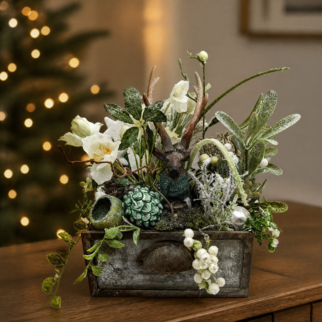 Szene Weihnachtsgesteck Hirschkopf Zapfen Christrose in Schublade grün weiß