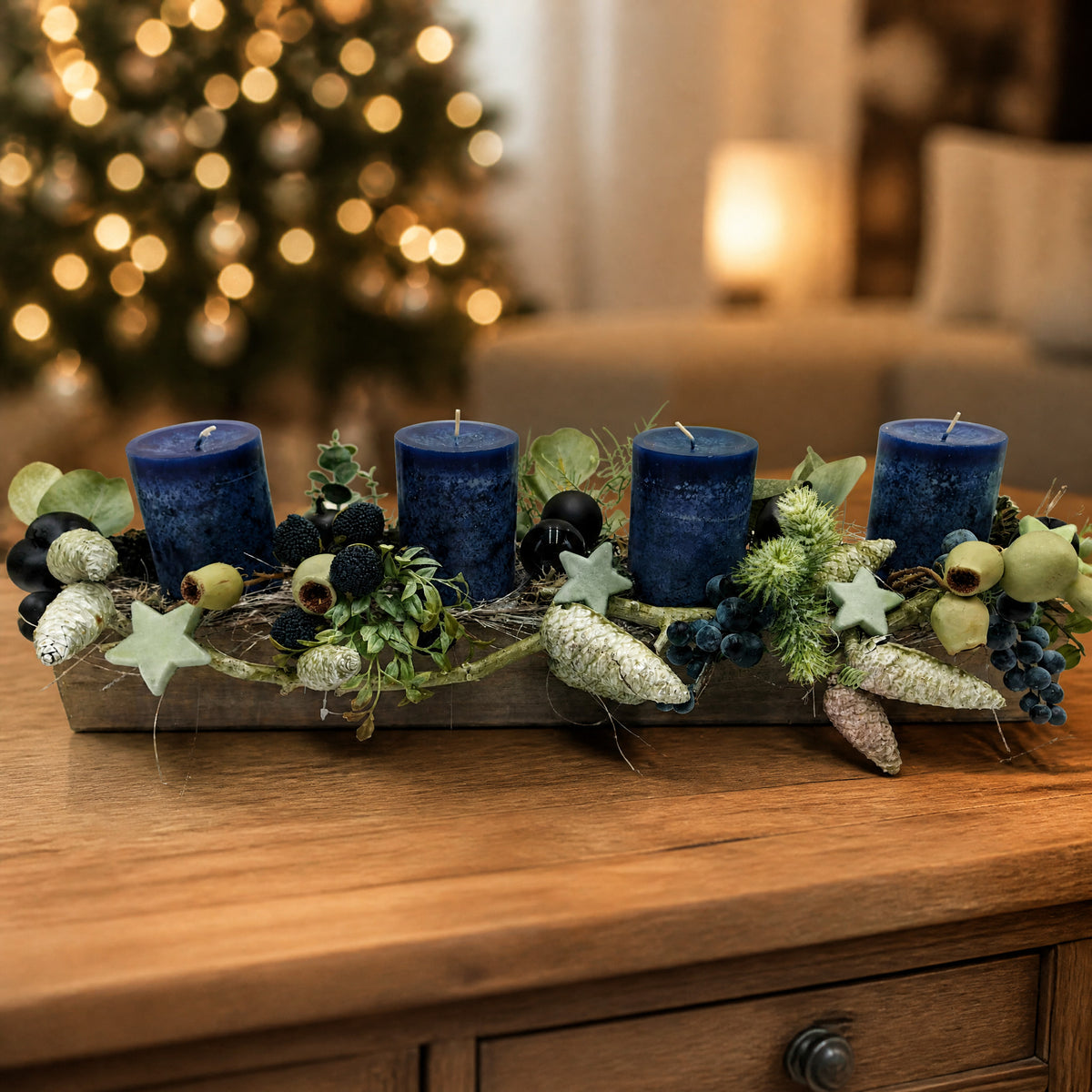 Szene Weihnachtsgesteck Kerzen Kugel Zapfen Beeren blau schwarz