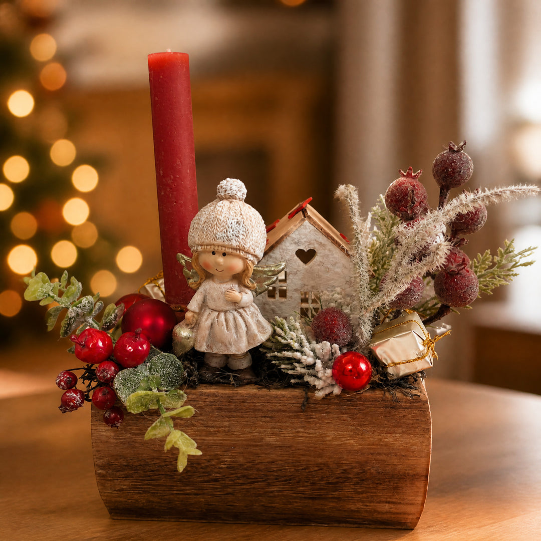 Szene Weihnachtsgesteck Engel Haus Kugeln Kerze rot creme