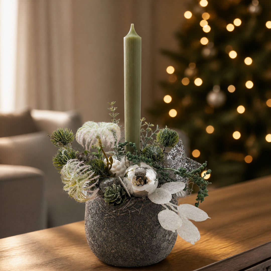 Szene Weihnachtsgesteck Kugel Zapfen Stern salbei silber mit Kerze