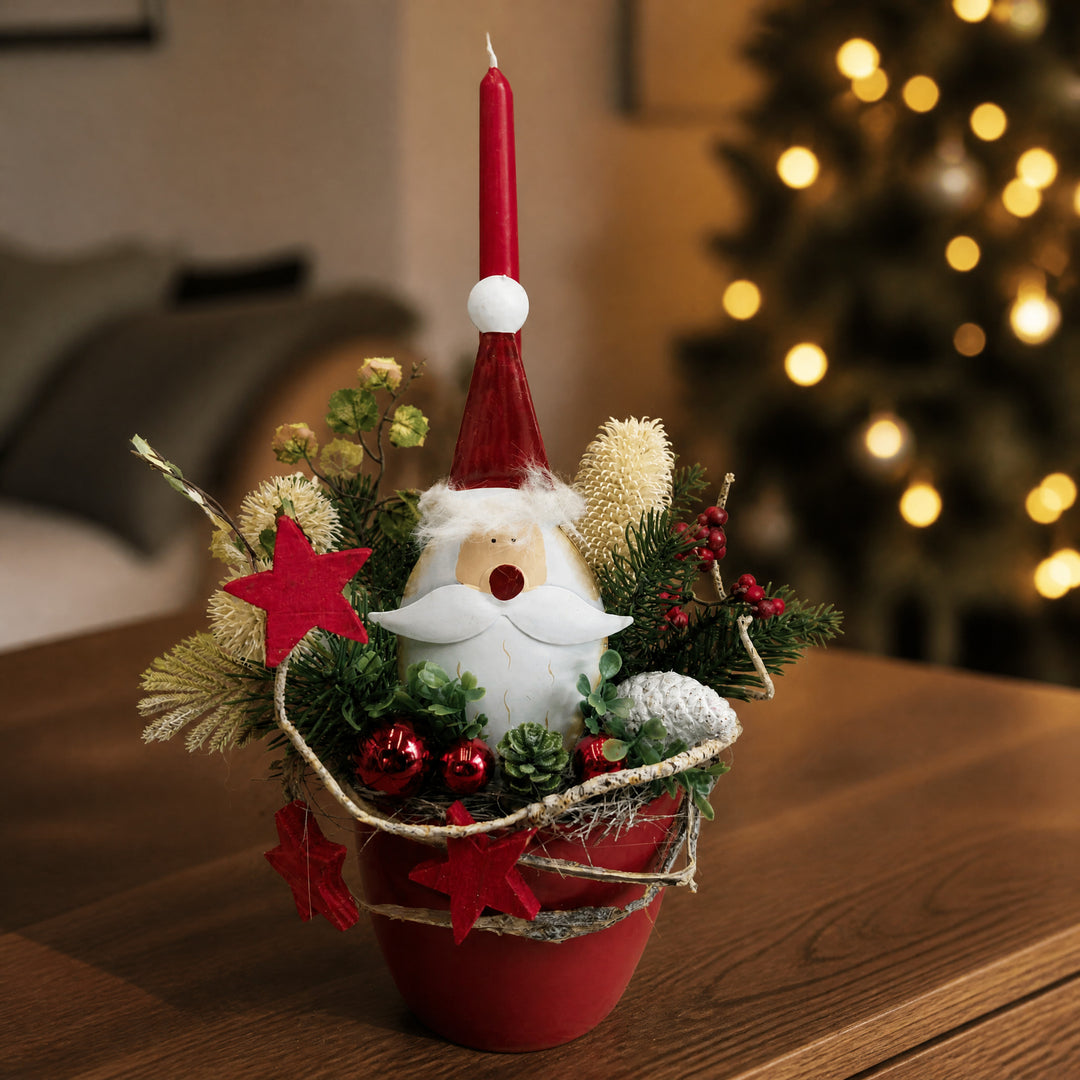 Szene Weihnachtsgesteck Weihnachtsmann Kerze Kugeln Sterne rot weiß