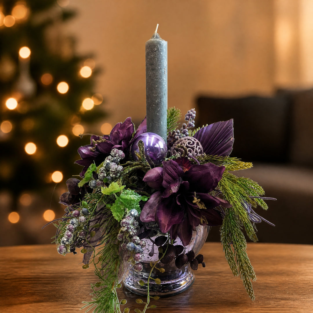 Szene Weihnachtsgesteck Amaryllis Kugel Eukalyptus lila grau mit Kerze