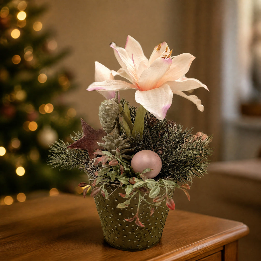 Szene Weihnachtsgesteck Amaryllis Kugel Stern Zapfen rosa grün