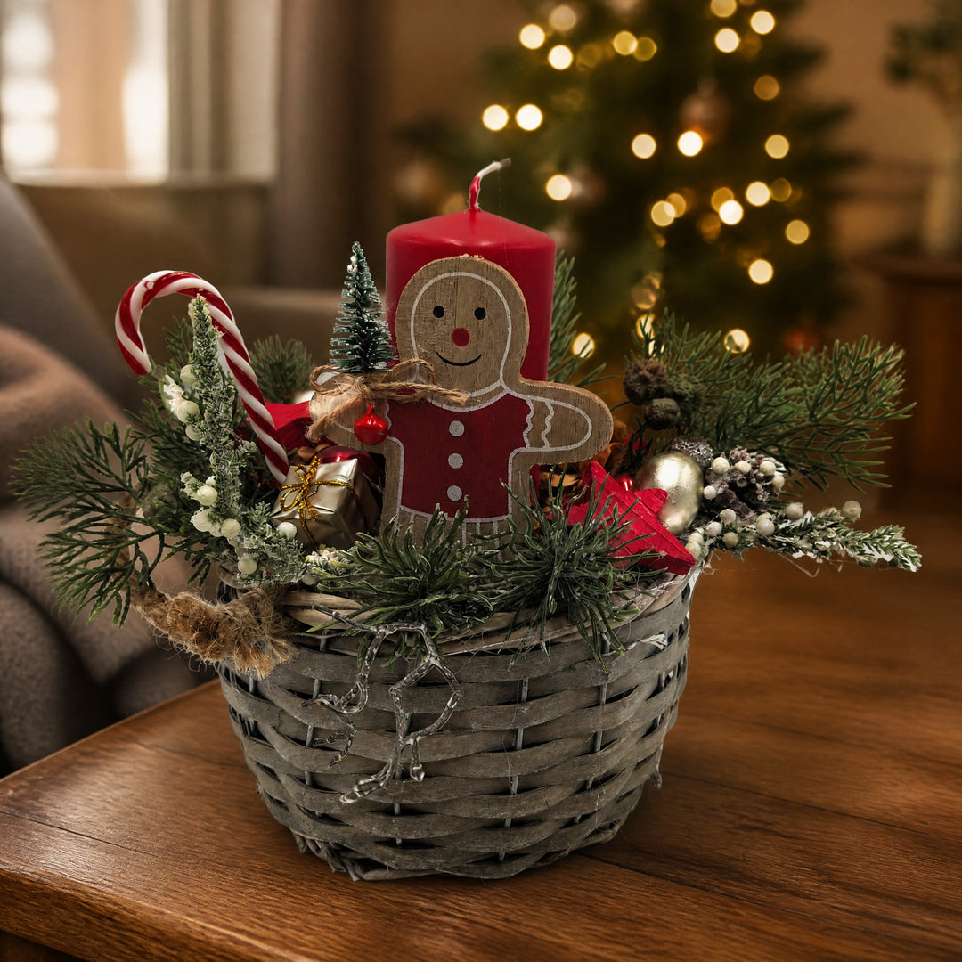 Szene Weihnachtsgesteck Korb Lebkuchenmann Kerze Zuckerstange rot natur