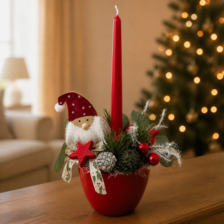 Szene Weihnachtsgesteck Weihnachtsmann Stern Kugeln rot weiß mit Kerze