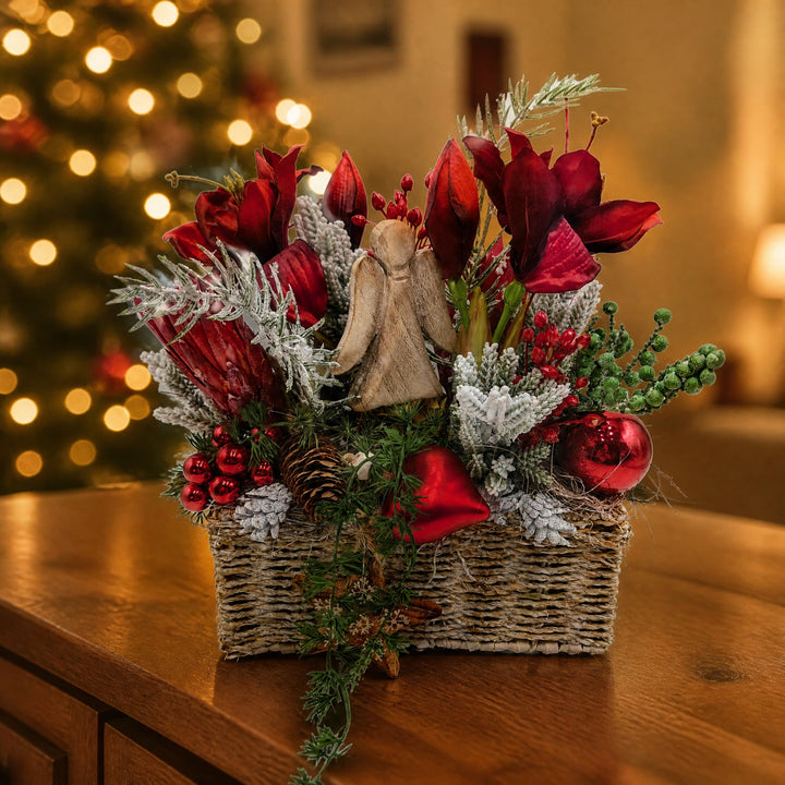 Szene Weihnachtsgesteck Amaryllis Engel Kugeln im Korb rot natur
