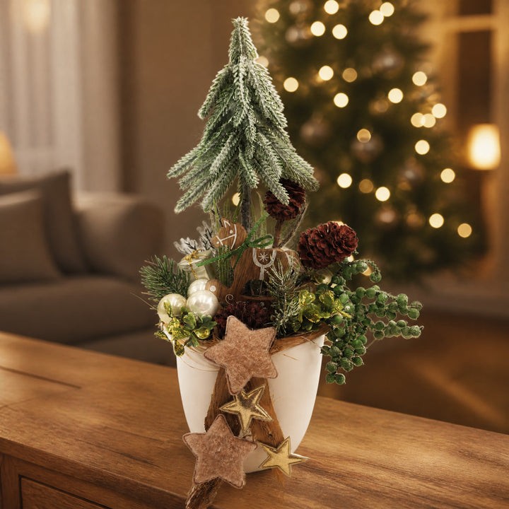 Szene Weihnachtsgesteck Schaukelpferd Tannenbaum Kugeln Sterne creme grün