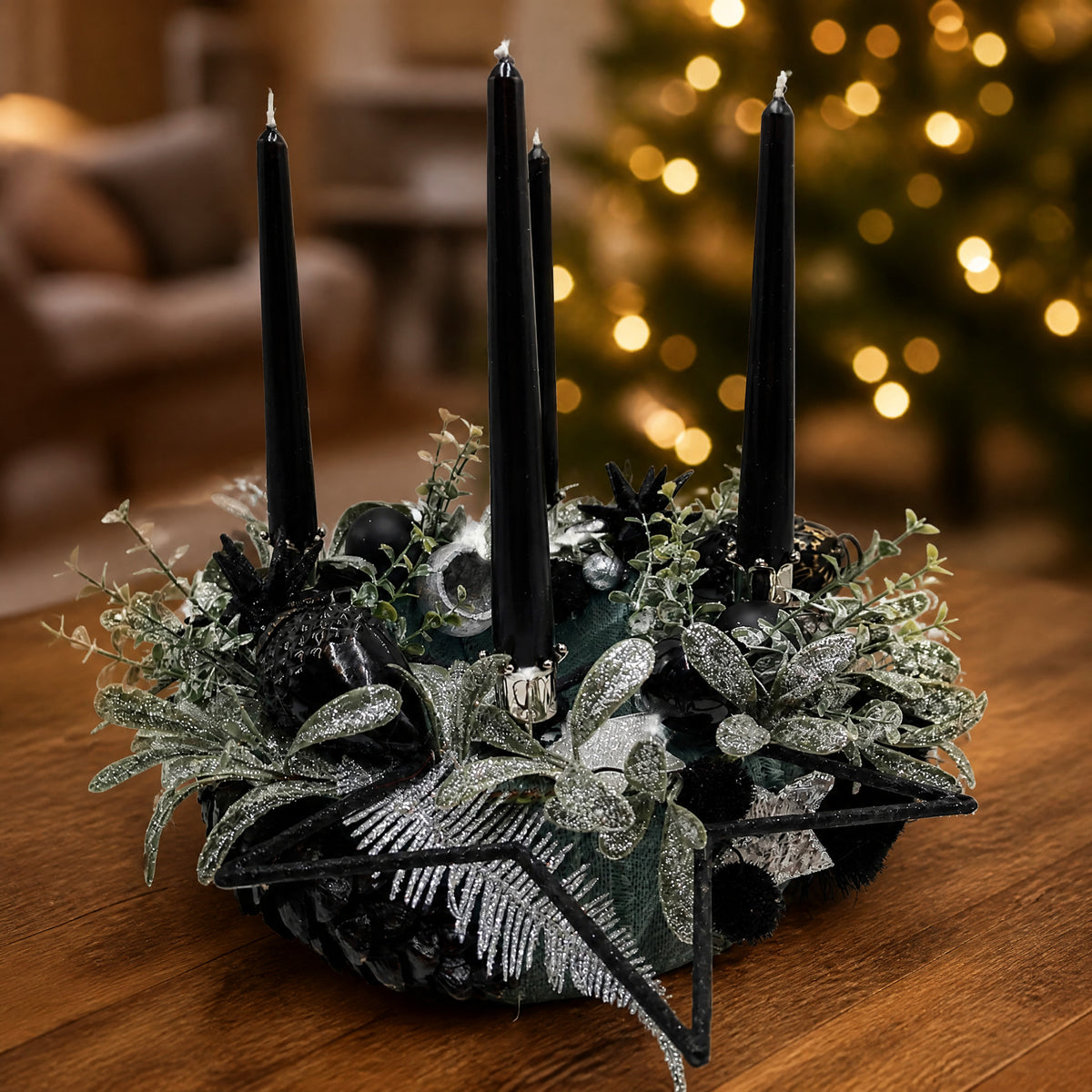 Szene Weihnachtsgesteck Adventskranz Kugeln Sterne Zapfen schwarz salbei