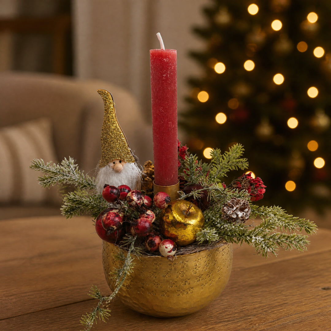Szene Weihnachtsgesteck Apfel Zapfen Weihnachtsmann gold rot mit Kerze