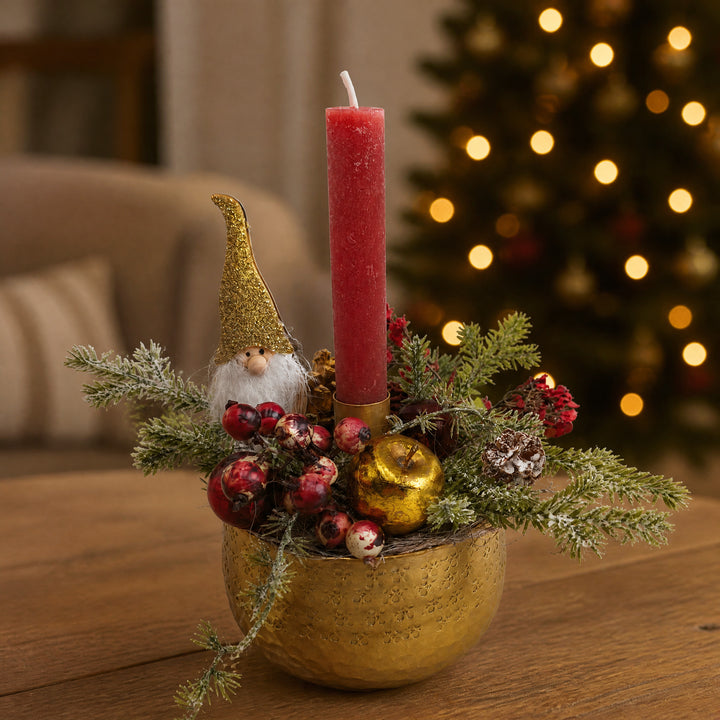 Szene Weihnachtsgesteck Apfel Zapfen Weihnachtsmann gold rot mit Kerze
