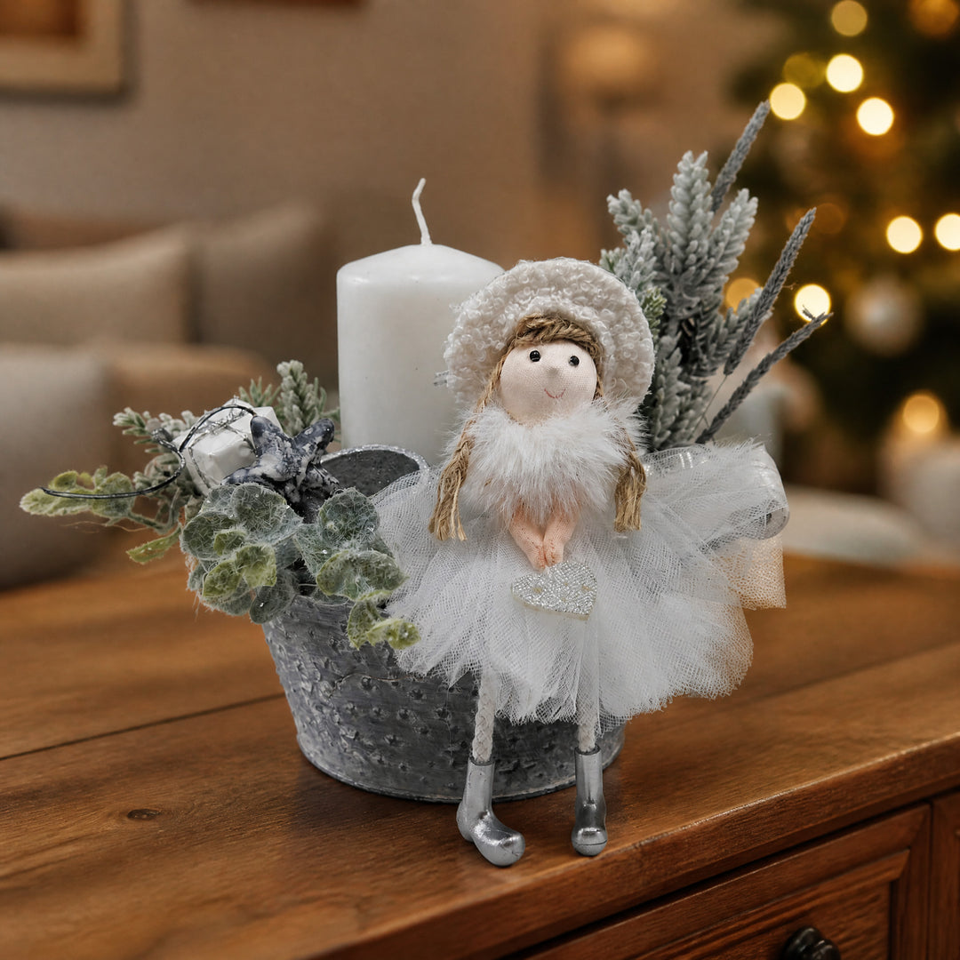 Szene Wintergesteck Mädchen Stern Geschenk Kerze weiß grau