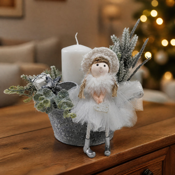 Szene Wintergesteck Mädchen Stern Geschenk Kerze weiß grau