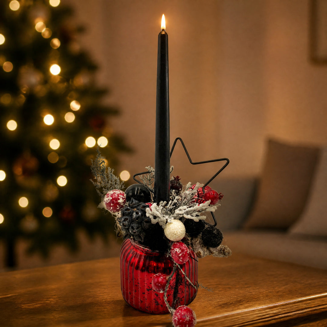 Szene Weihnachtsgesteck Kerze Stern Kugeln Beeren rot schwarz