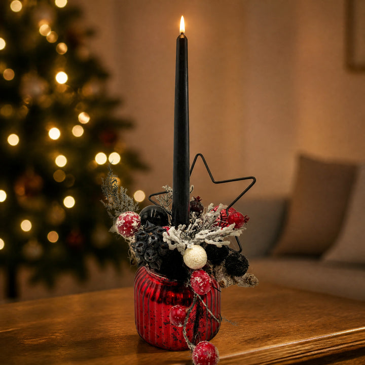 Szene Weihnachtsgesteck Kerze Stern Kugeln Beeren rot schwarz