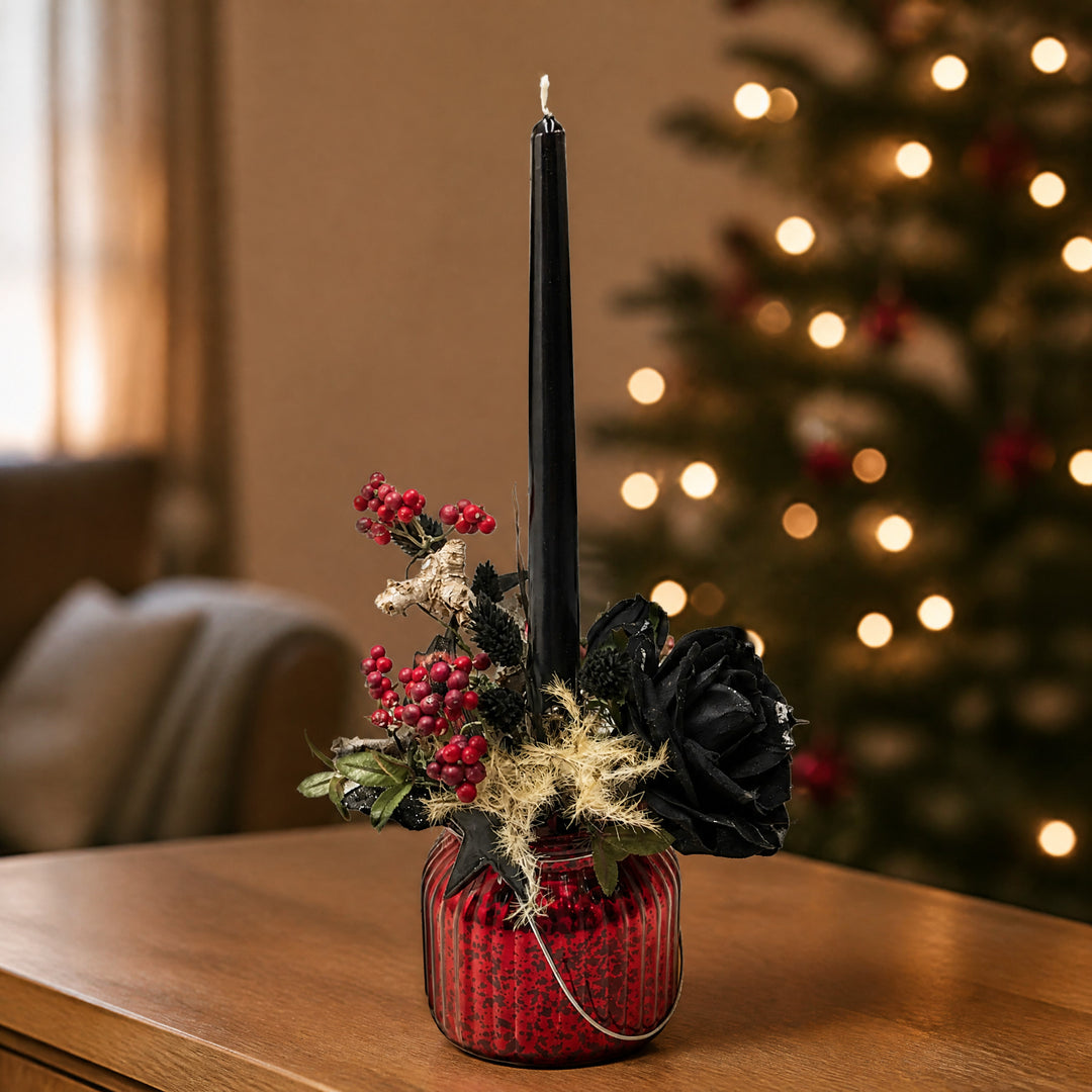 Szene Weihnachtsgesteck Rose Stern Beeren rot schwarz mit Kerze