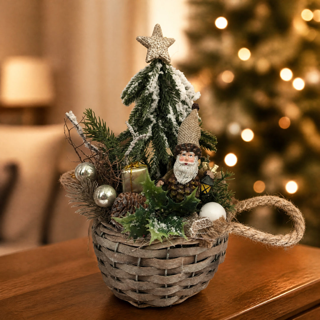 Szene Weihnachtsgesteck Korb Weihnachtsmann Tannenbaum Kugel Zapfen natur grün
