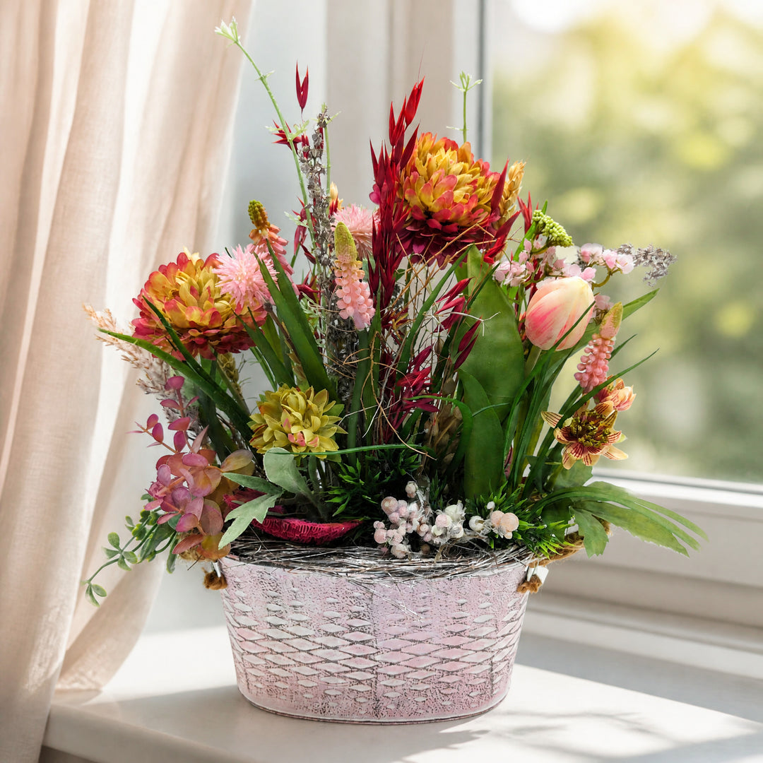 Szene Frühlingsgesteck Tulpe Hyazinthe Chrysantheme rosa grün in Zinkschale