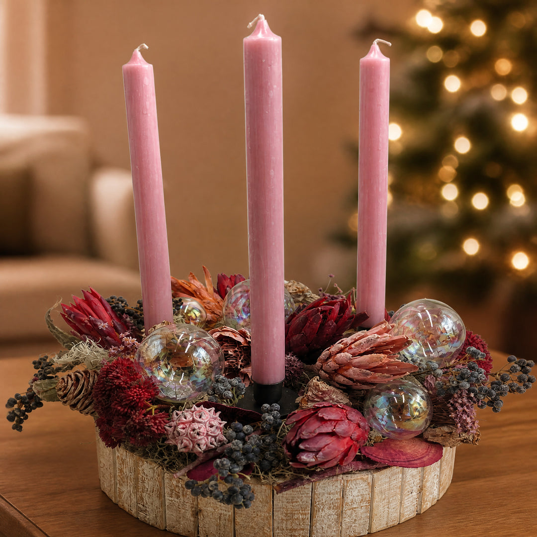 Szene Weihnachtsgesteck modern Protea Glaskugel Beeren rosa dunkelrot