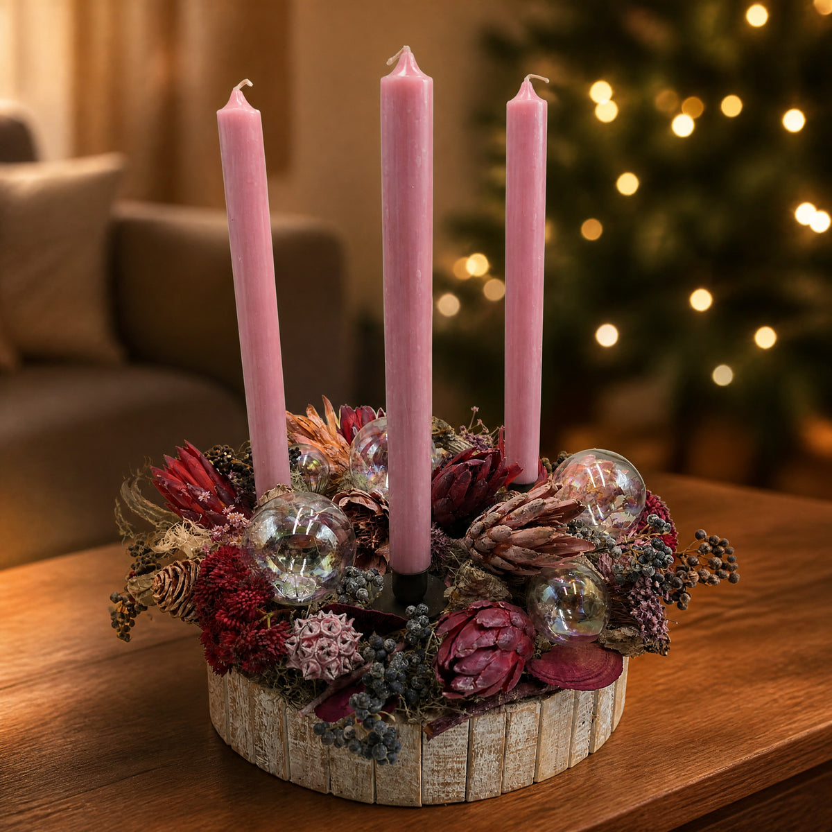 Szene Weihnachtsgesteck modern Protea Glaskugeln Zapfen rosa dunkelrot