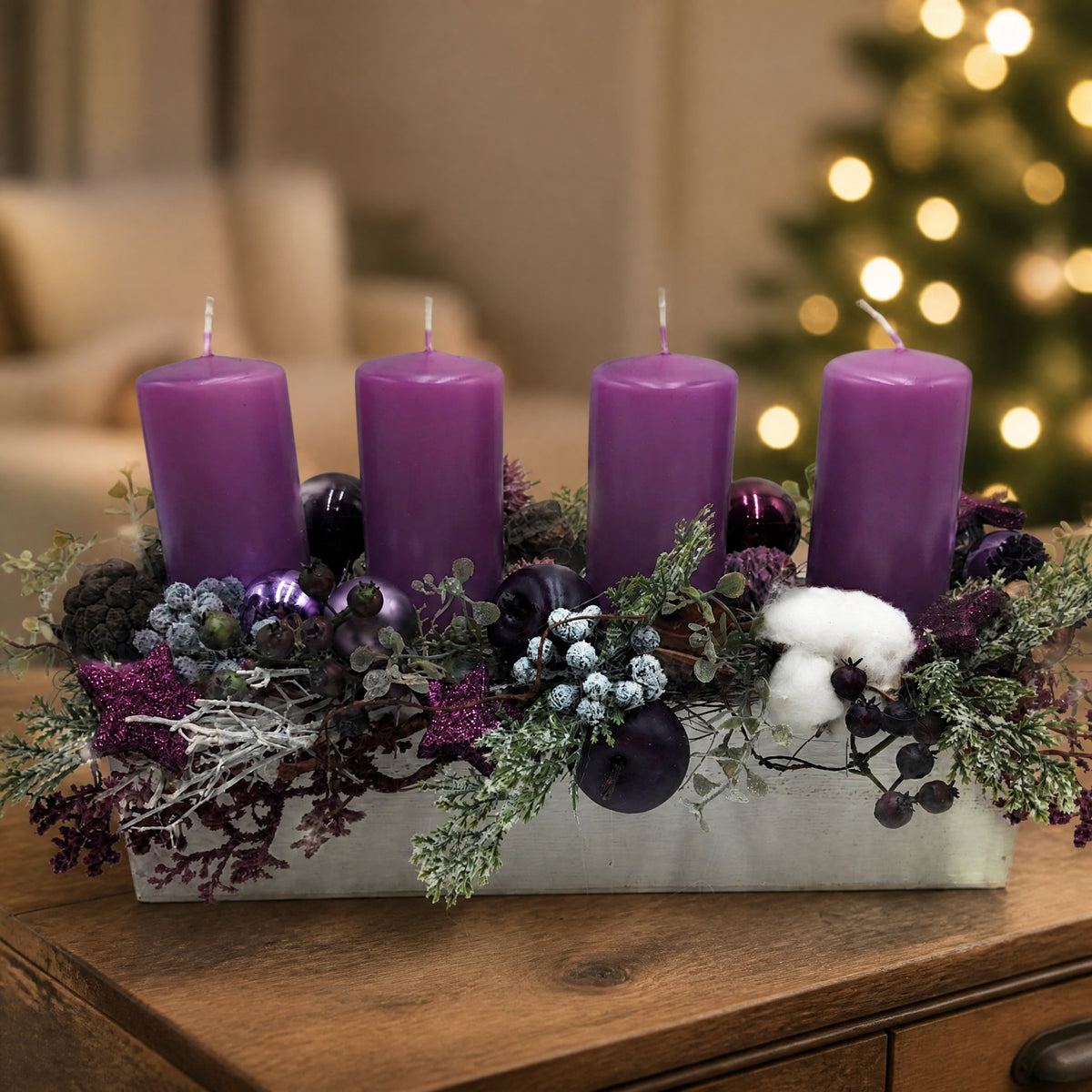 Szene Weihnachtsgesteck Adventsgesteck Kerzen Kugel Apfel Stern lila weiß