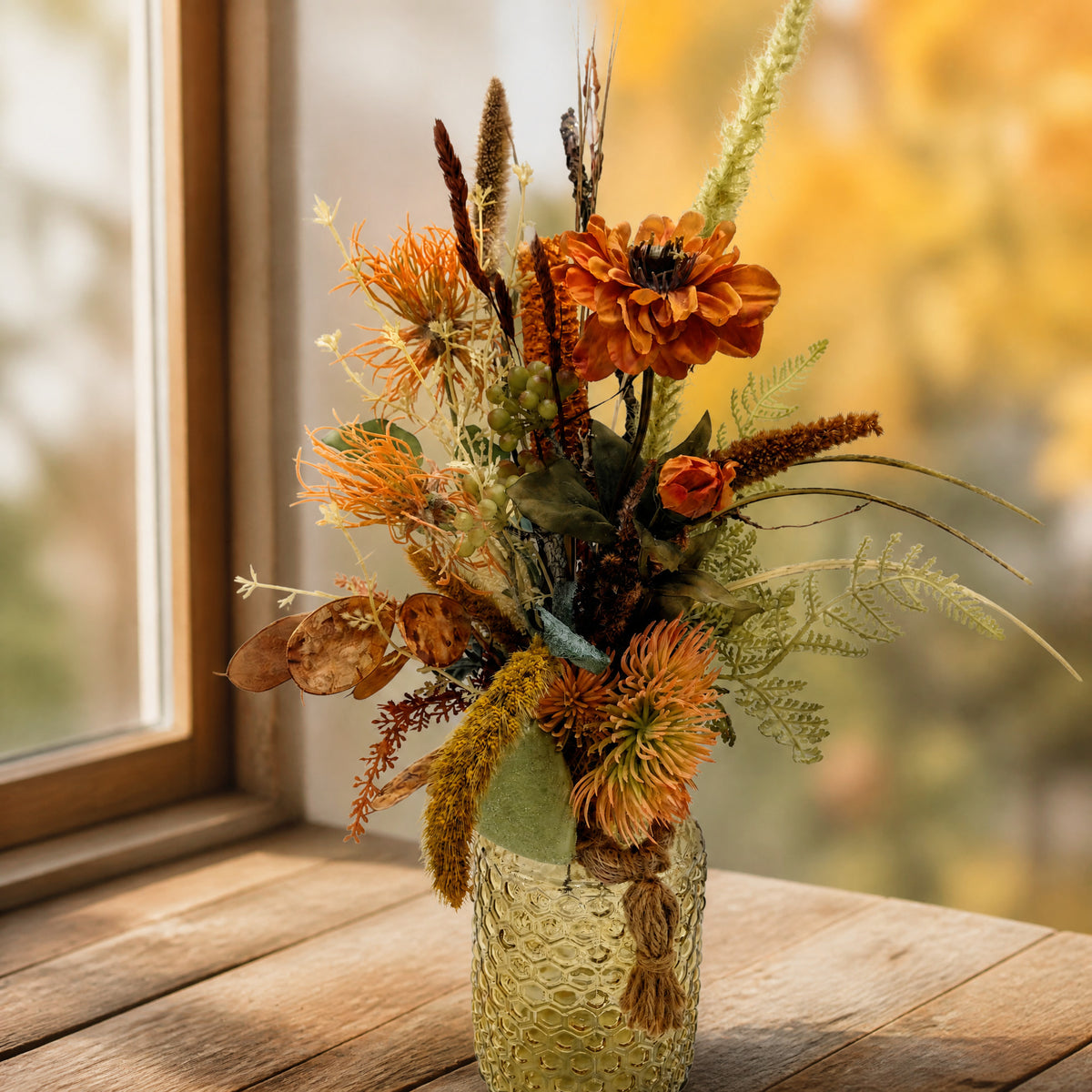 Szene Herbstgesteck Spider Chrysantheme Trauben Gräser orange gelb