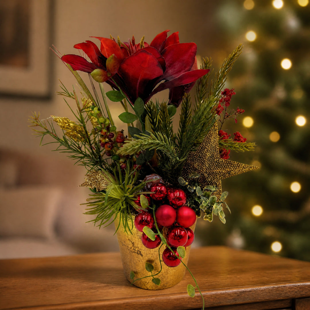 Szene Weihnachtsgesteck Amaryllis Kugeln Stern rot gold im Goldtopf