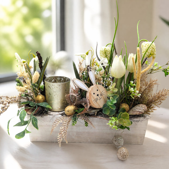 Szene Ostergesteck Tulpen Schachbrettblumen Hase Teelicht Eier weiß