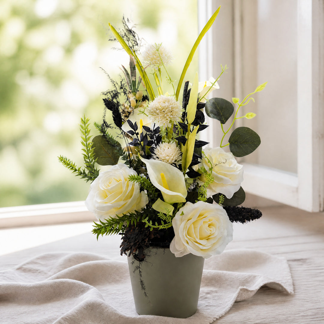 Szene Sommergesteck Rosen Callas Eukalyptus weiß schwarz
