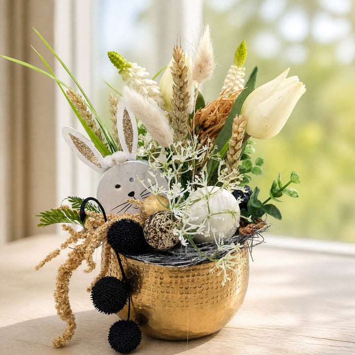 Szene Ostergesteck Ei Hase Tulpe weiß gold im Keramiktopf