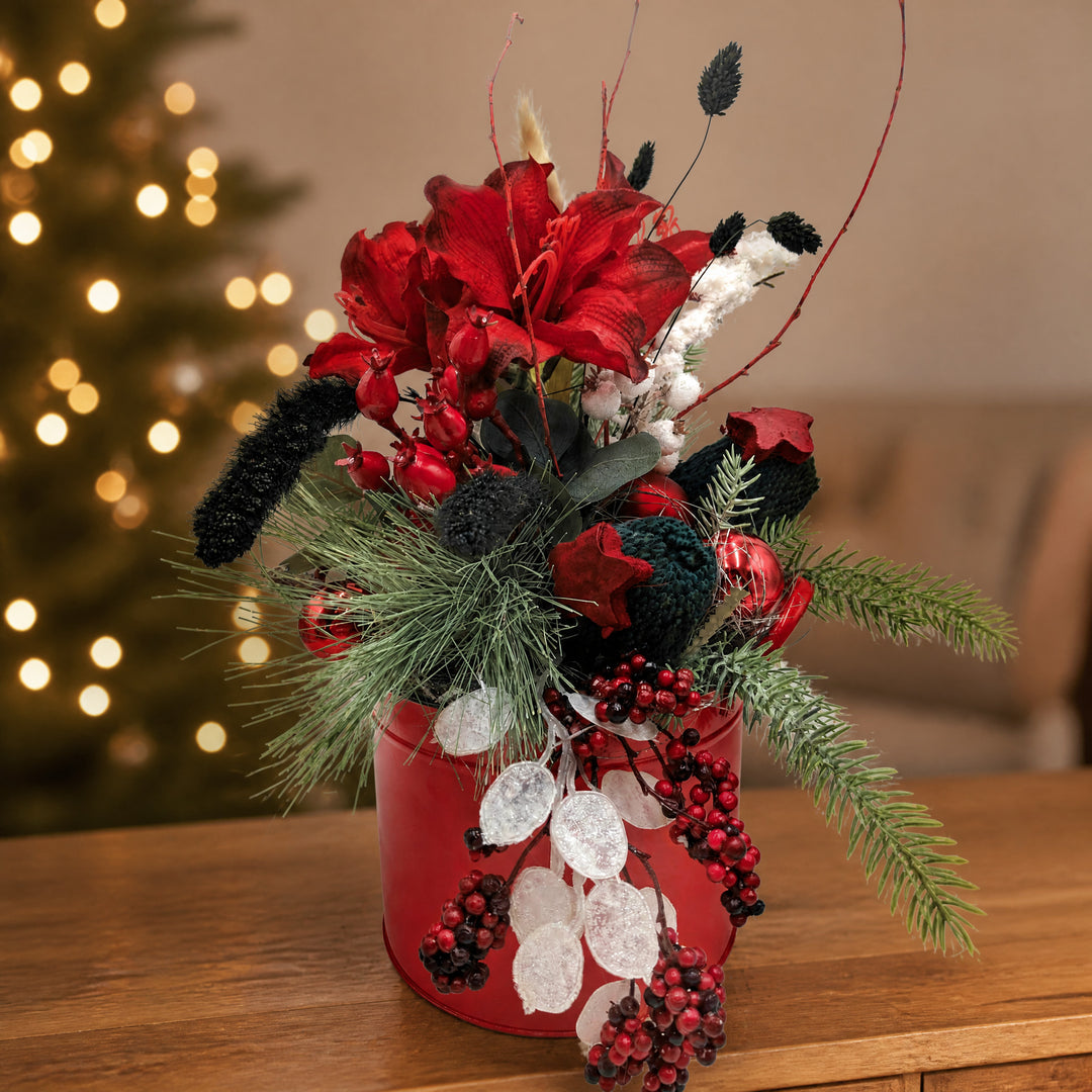 Szene Weihnachtsgesteck Amaryllis Kugeln Sterne Beeren rot schwarz