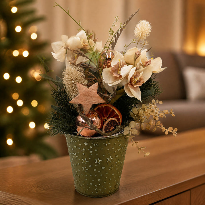 Szene Weihnachtsgesteck Amaryllis Kugel Stern creme kupfer
