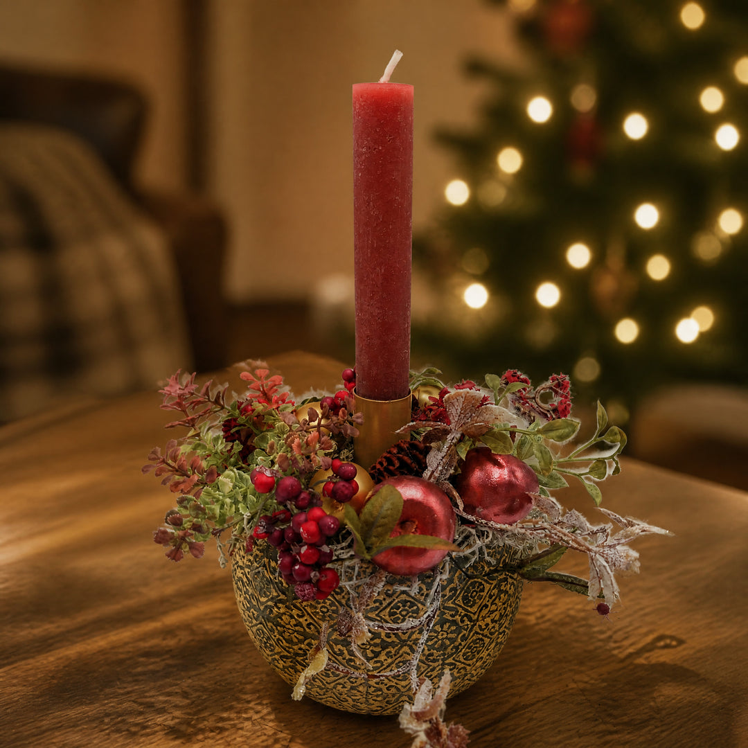 Szene Weihnachtsgesteck Kerze Kugeln Zapfen Beeren rot gold