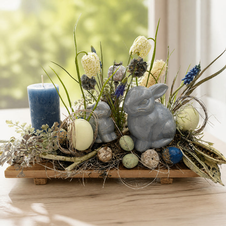 Szene Ostergesteck Hase Ei Schachbrettblume blau mint