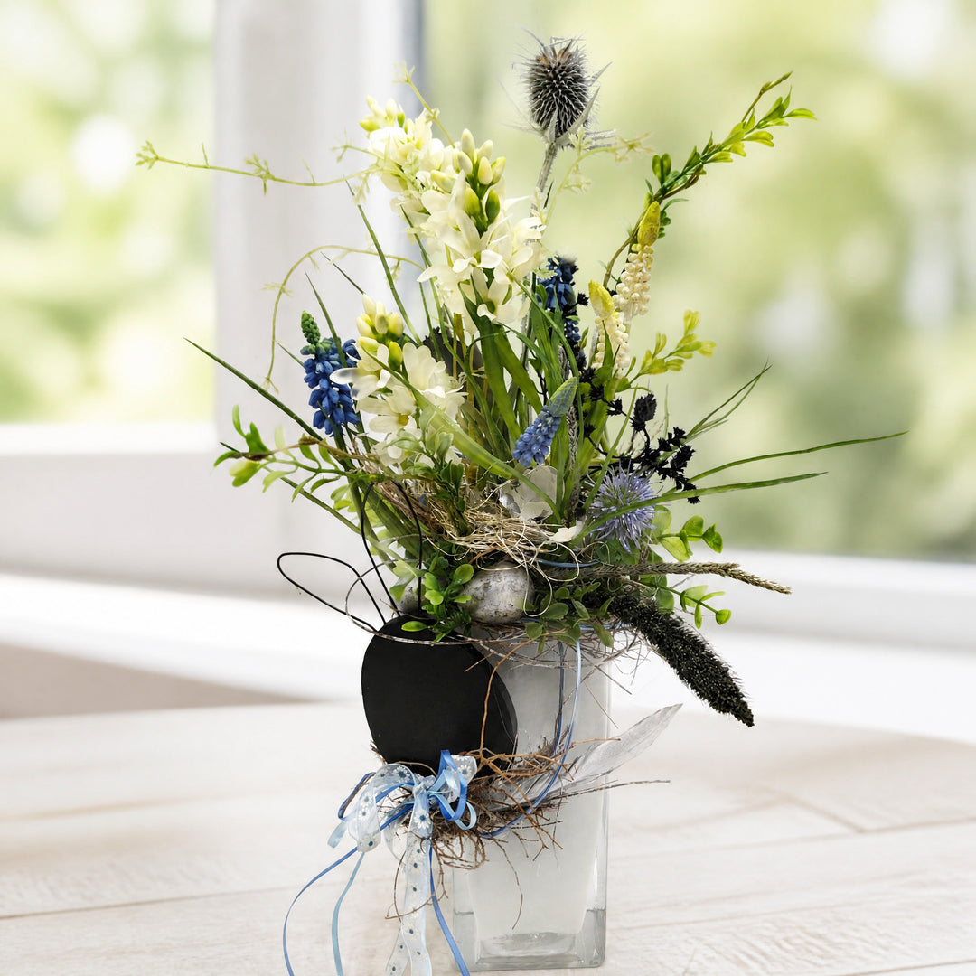 Szene Ostergesteck Strauss Hyazinthe Distel Feder Eier weiß blau schwarz
