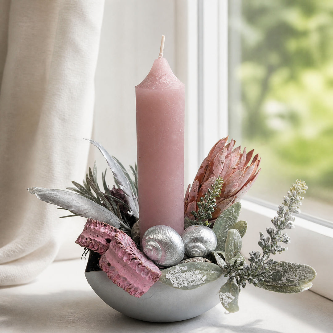 Szene Frühlingsgesteck Kerze Protea Feder Schnecke rosa silber