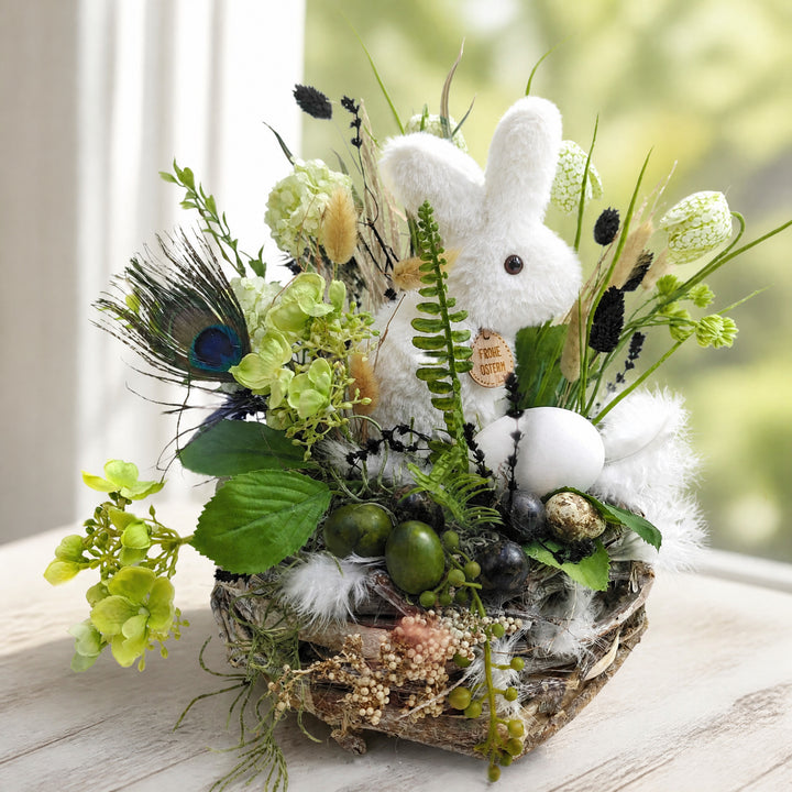 Szene Ostergesteck Hase Schachbrettblume Pfauenfeder weiß grün