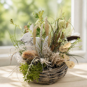 Szene Ostergesteck Hase Eier Schachbrettblume im Korb weiß natur
