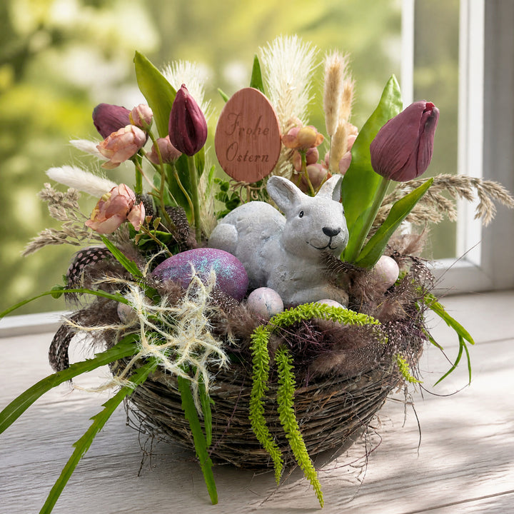 Szene Ostergesteck Nest Tulpen Hase Eier lila rosa "Frohe Ostern"