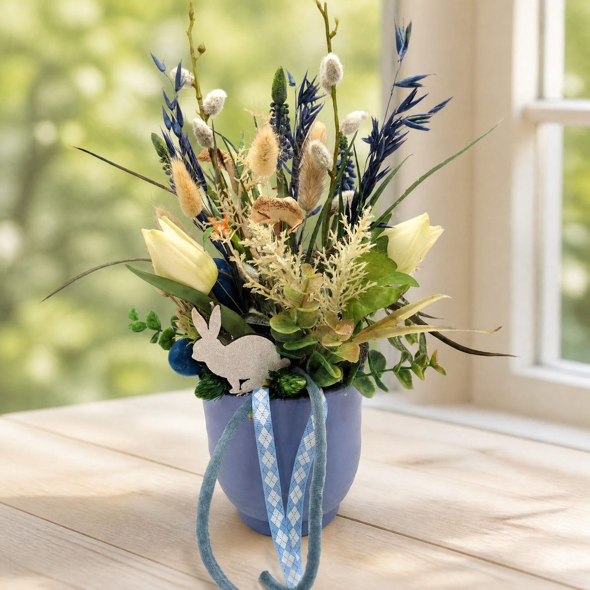 Szene Ostergesteck Tulpen Ei Hase blau weiß im Keramiktopf
